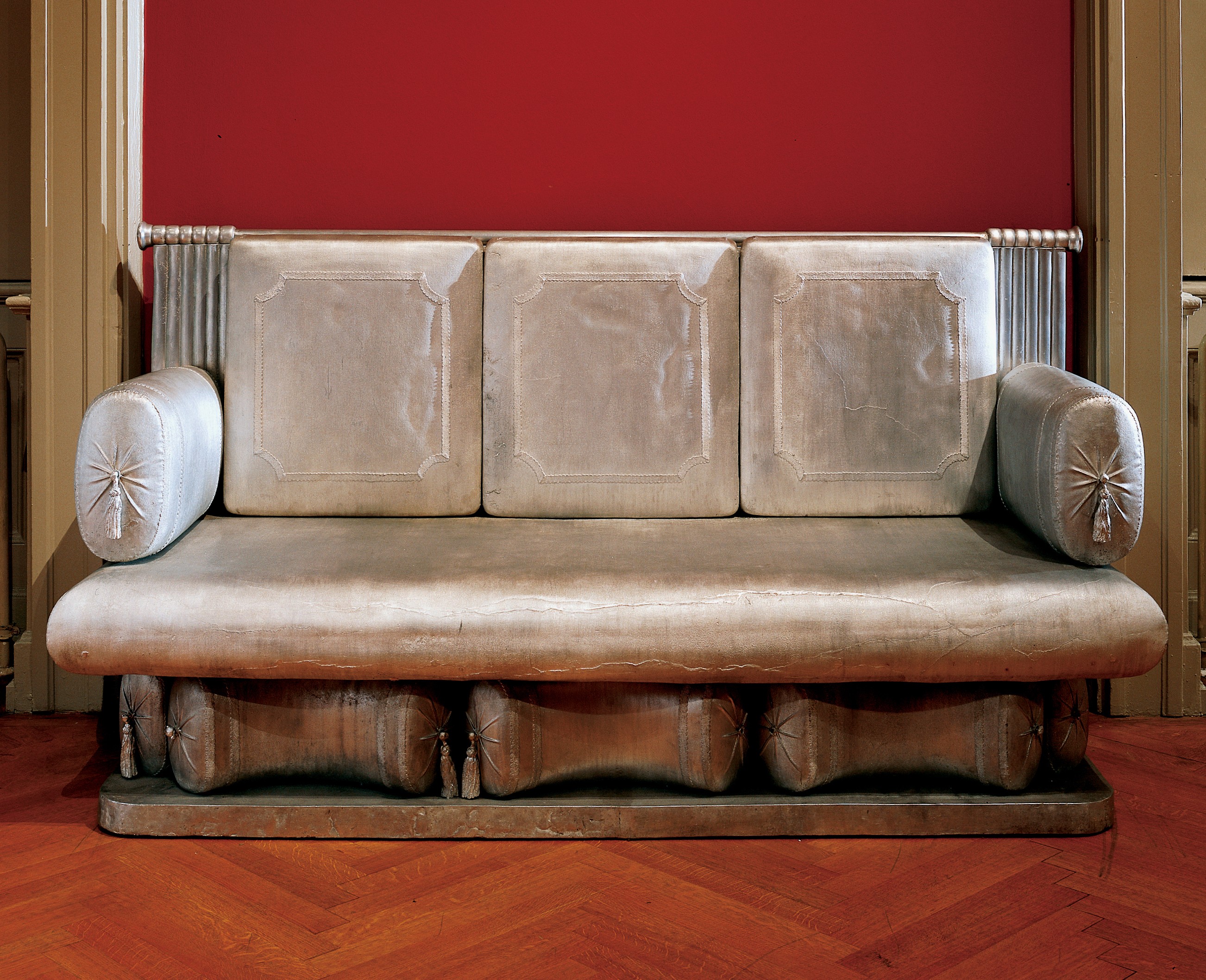 <BODY>Jenny Holzer, Sofa für Besucher, 1993, Objekt nach einem Original von Josef Danhauser, GK 99 / 1993 © MAK</BODY>