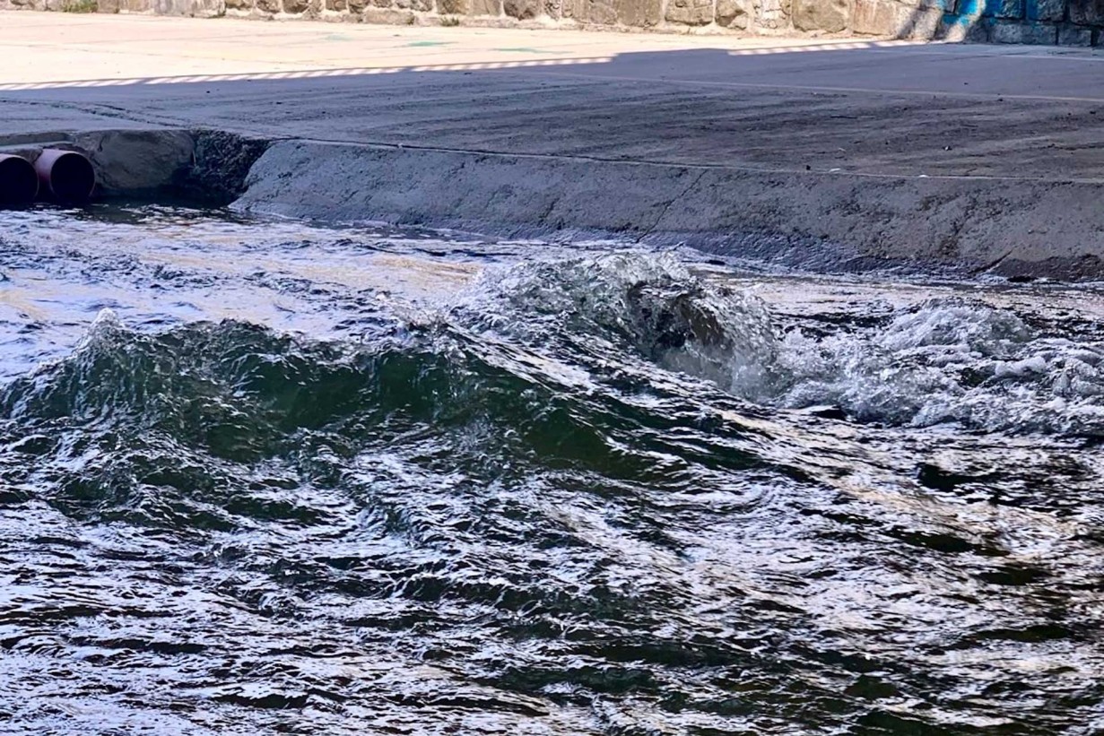 Eine Welle im Wienfluss