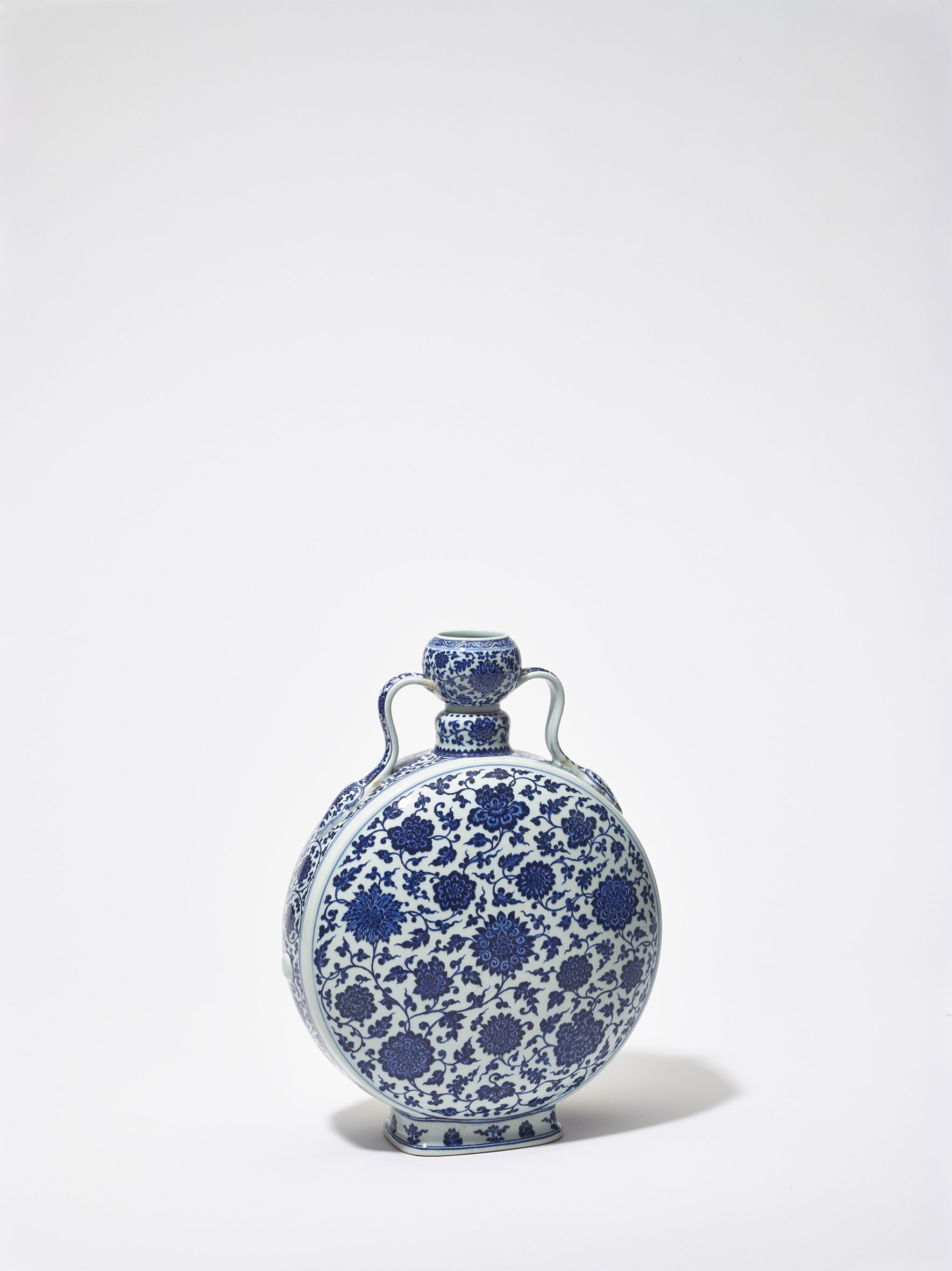 <BODY>Flask (moon flask, bianhu) China, Jiangxi, Jingdezhen, Qing dynasty, Qianlong period (1736–1795) © MAK/Georg Mayer</BODY>