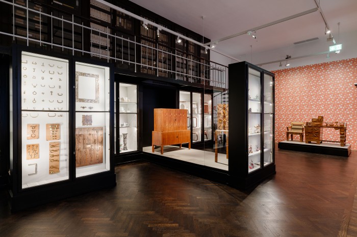 Sammlung WIEN 1900 mit Vitrinen