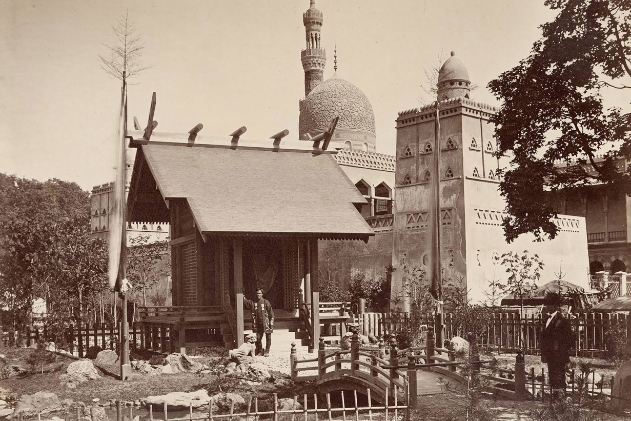 Black and white photograph, on it you can see a mosque and a Japanese house