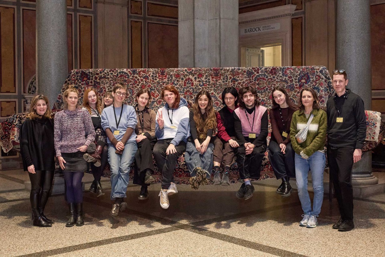 Teilnehmer*innen des MAK Winter Atelier 2026 am Gelatin Sofa im MAK