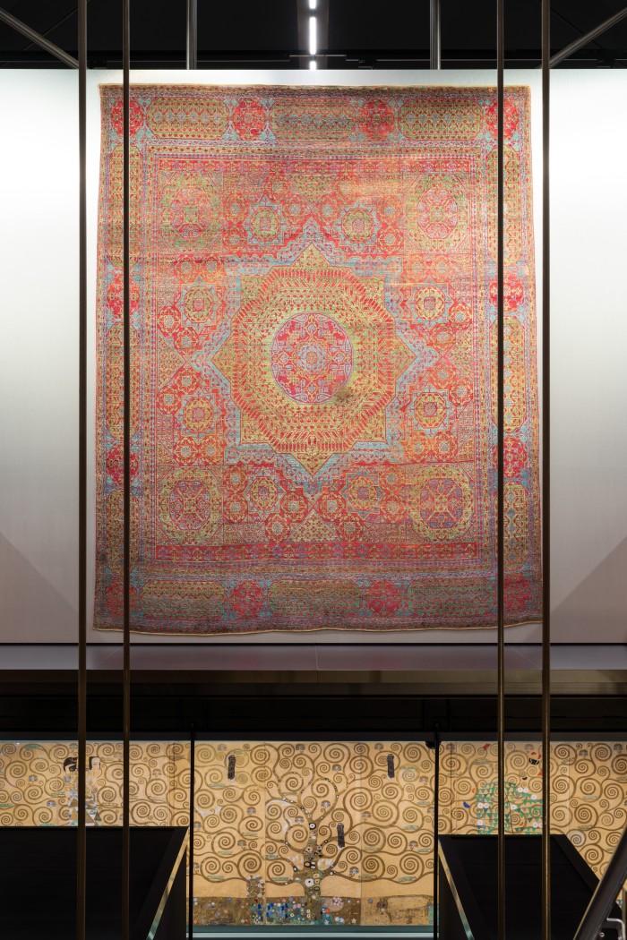 Schausammlung Textilien und Teppiche mit Mamlukenteppich