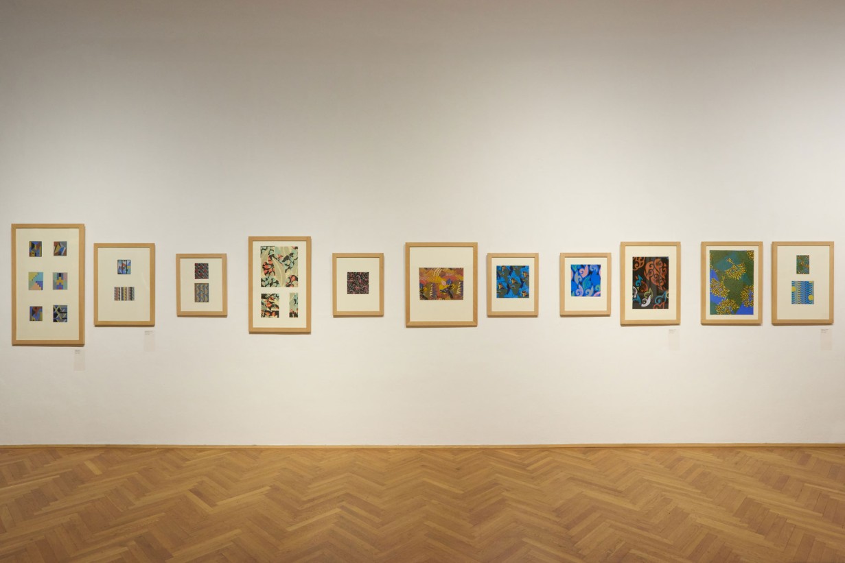 Wand mit gerahmten Objekten von Ursi Fürtler