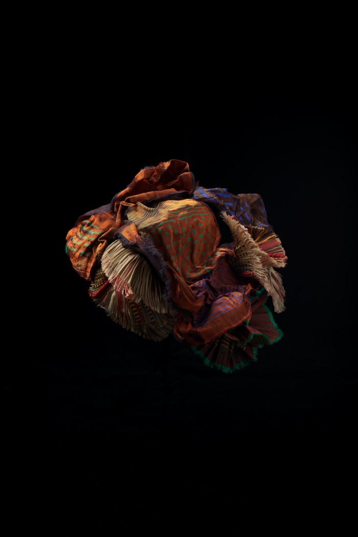 Kunstfaser, bedruckt, genäht in Herbstfarben wie Blatthaufen arrangiert