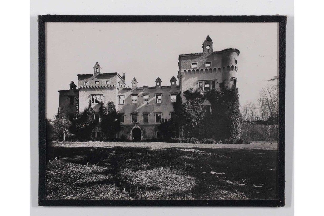 Black and white photo of the Immendorf Castle fire ruins