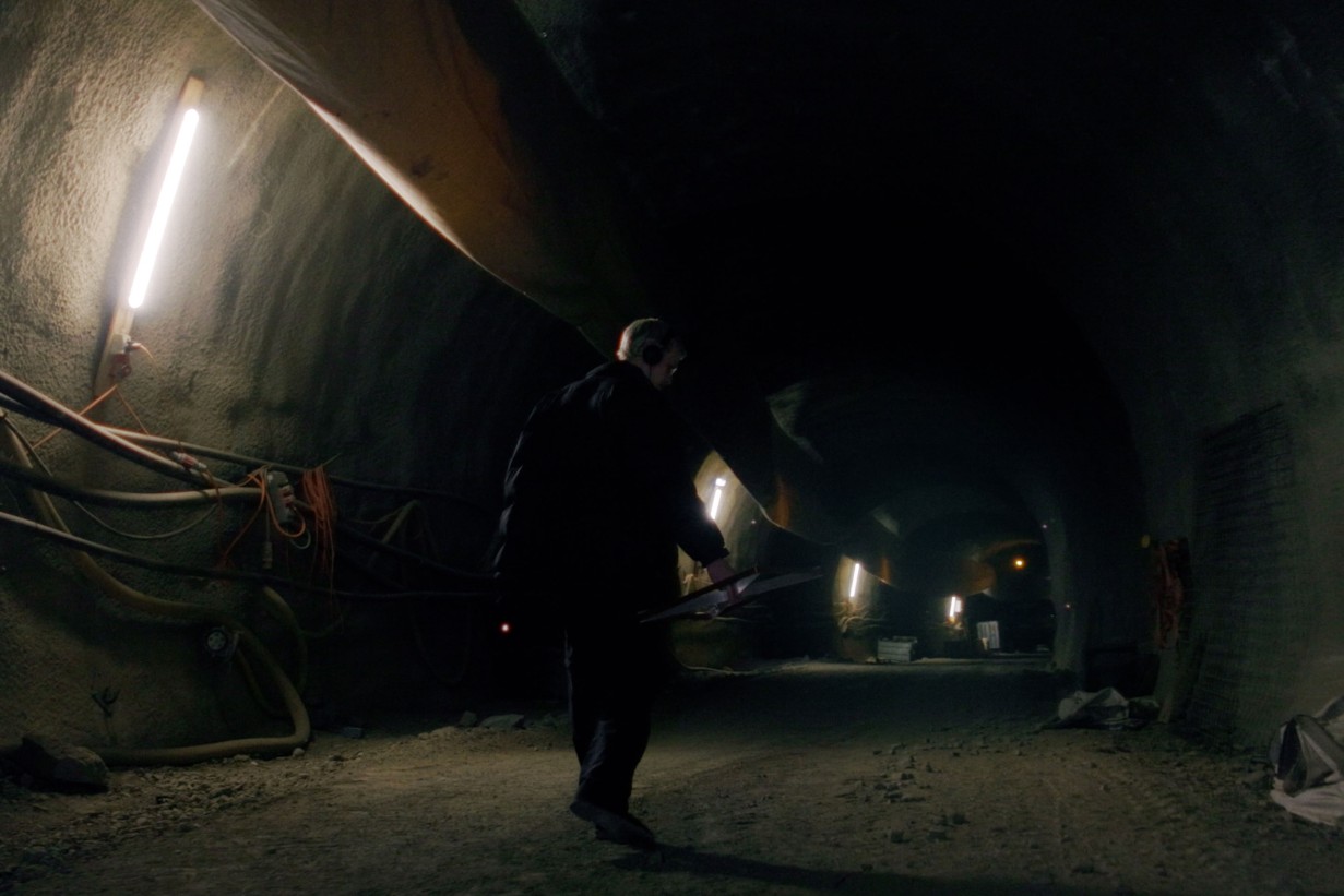 Person in Tunnel hält selbstgebaute Antenne