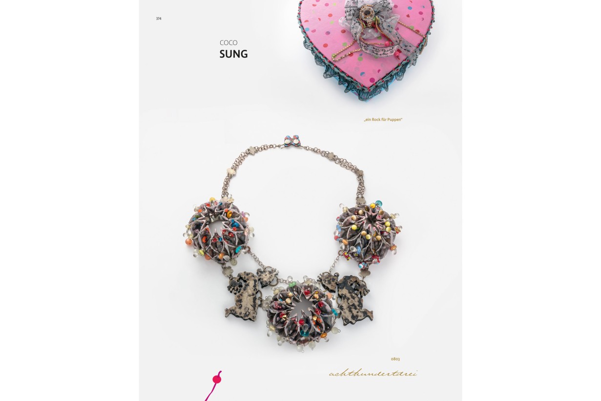 Seiten aus dem Buch SAMMLUNG BOLLMANN. Zeitgenössischer Schmuck 1970 bis 2022