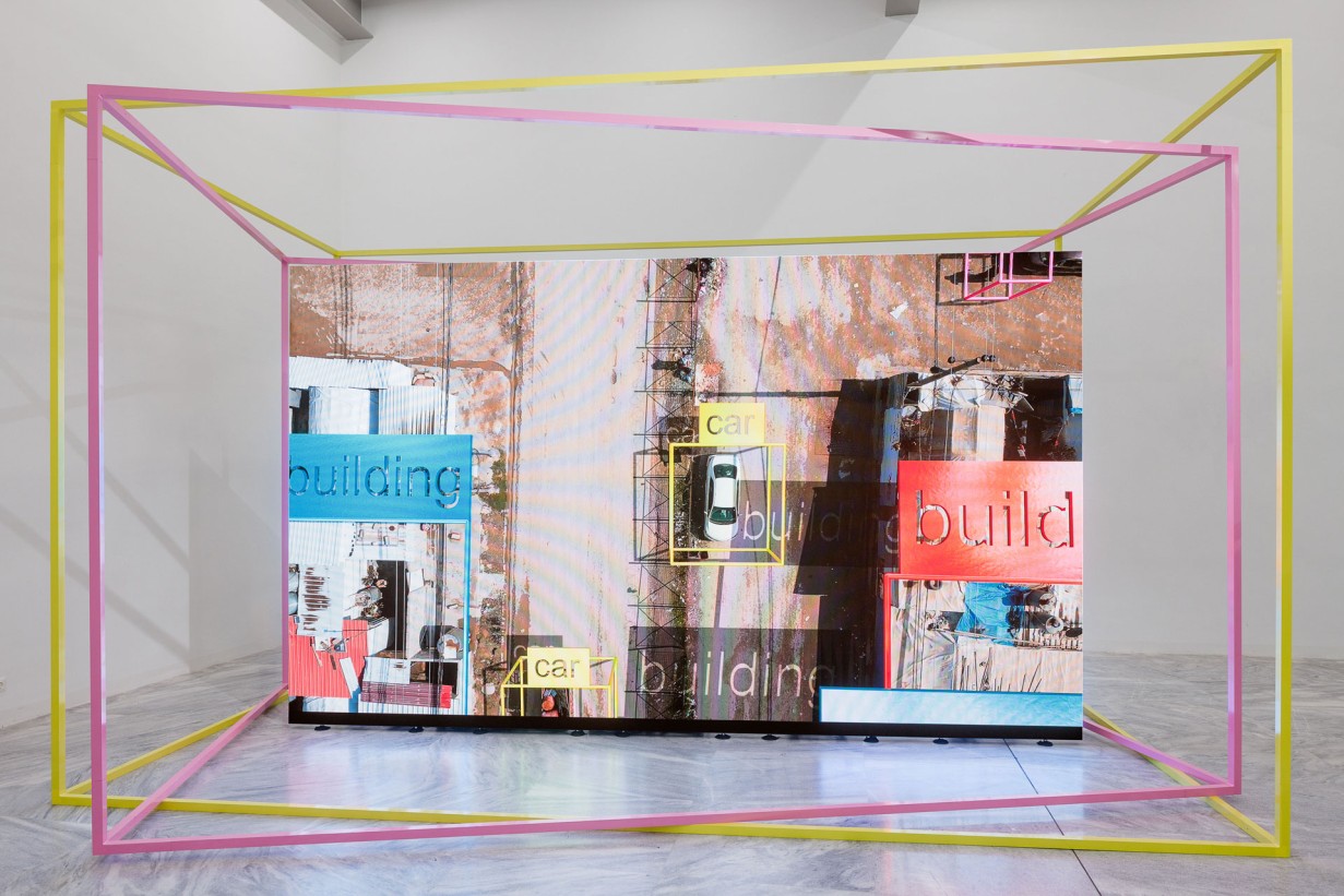 Ausstellungsraum mit Screen der Mechanical Kurds zeigt