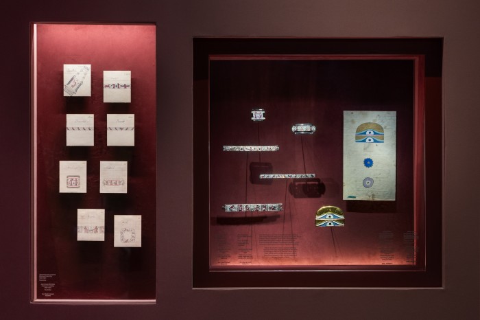 Vitrine mit Objekten der Ausstellung GLANZSTÜCKE 