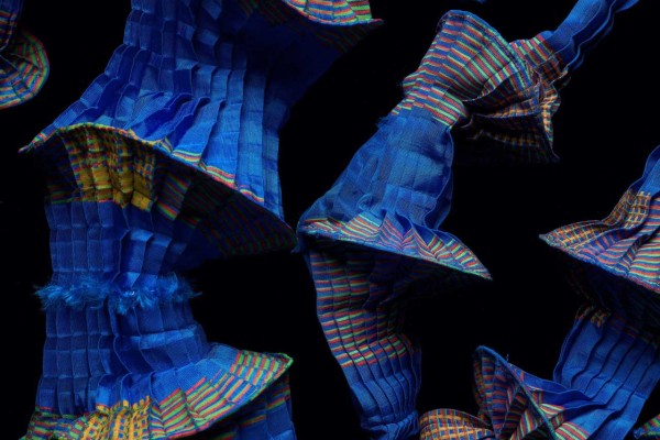 Kunstfaser, plissiert, bedruckt; Angelschnur kunstvoll drapiert in Blautönen