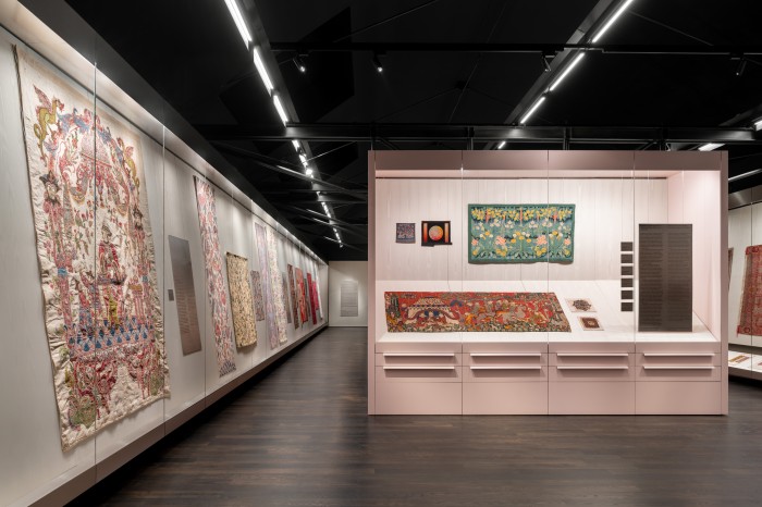 Vitrinen in der Schausammlung Textilien und Teppiche mit Objekten
