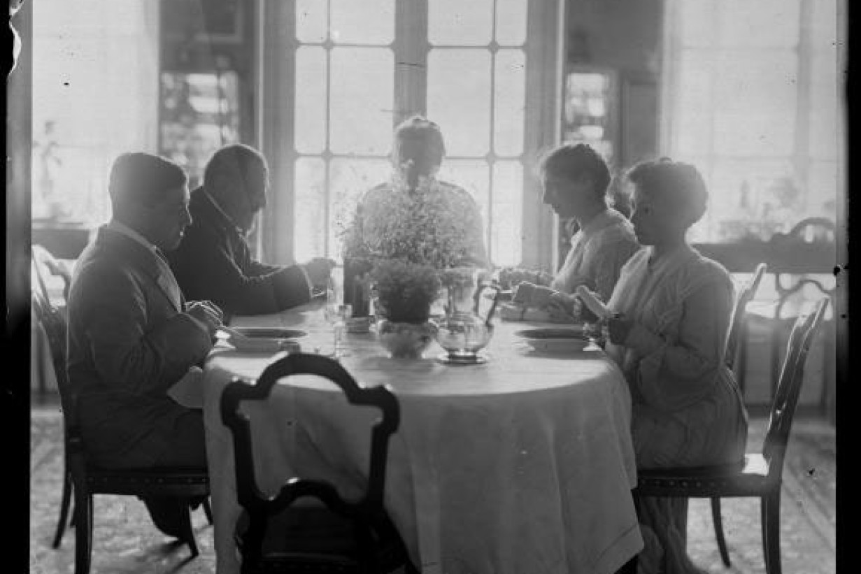 Ferdinand Schmutzer, Familie Mautner beim Mittagsessen im Geymüllerschlössel, 1905
