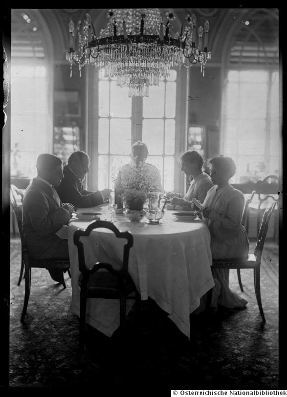 <BODY>Ferdinand Schmutzer: Familie Mautner beim Mittagsessen im Geymüllerschlössel, 1905 © Elisabeth Baum-Breuer</BODY>