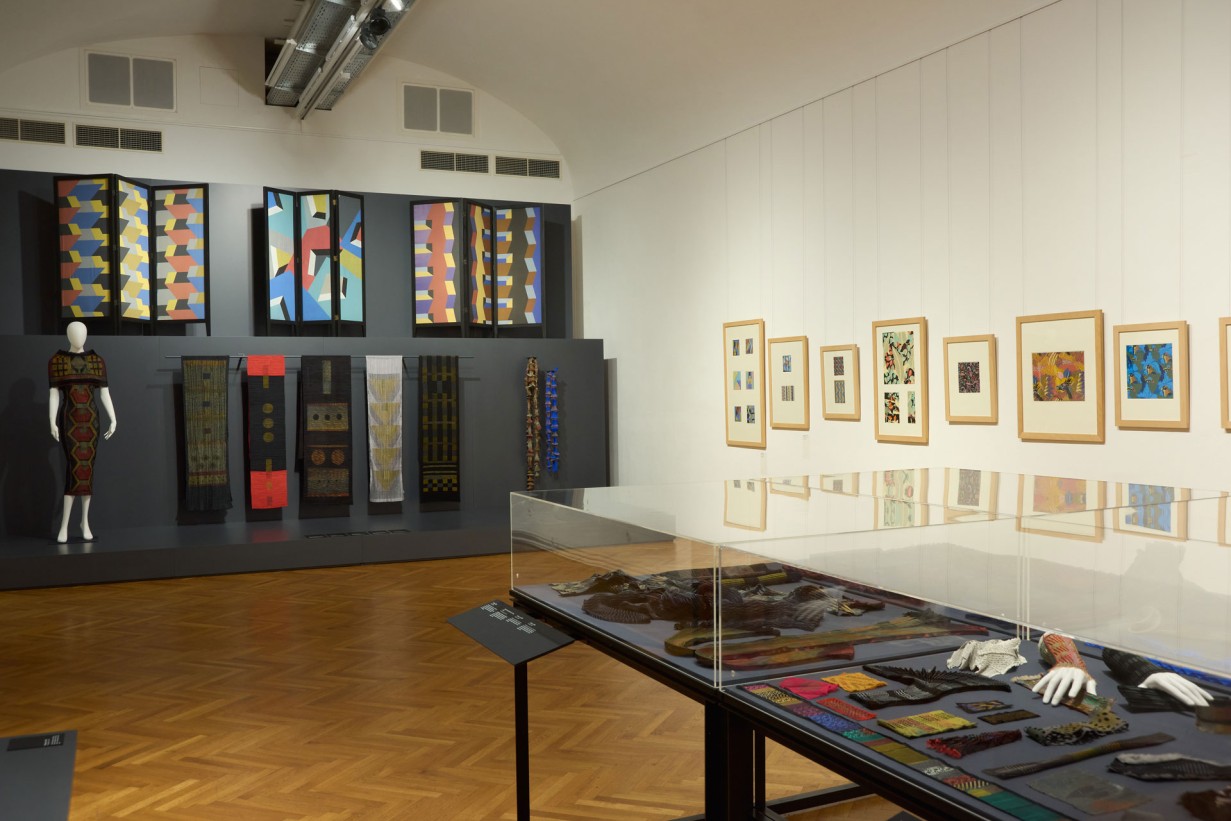 Ausstellungsraum mit Objekten von Ursi Fürtler