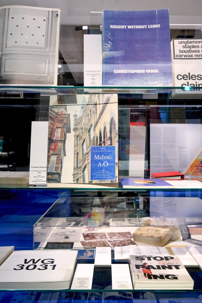 Ausstellungsraum mit Vitrinen und Büchern