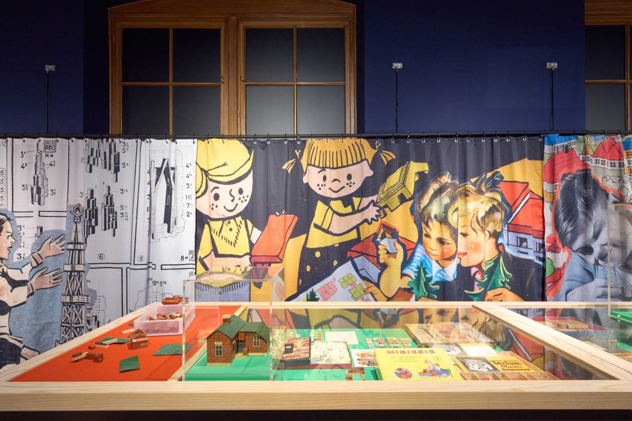 Vitrinen und Banner in der Ausstellung ARCHITEKTURBAUKÄSTEN
