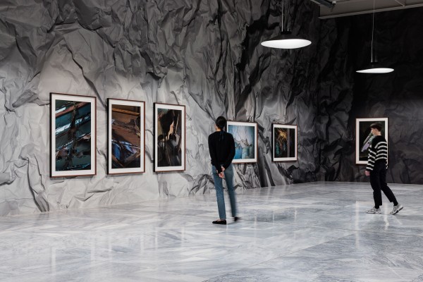 Exhibition View THOMAS DEMAND with visitors