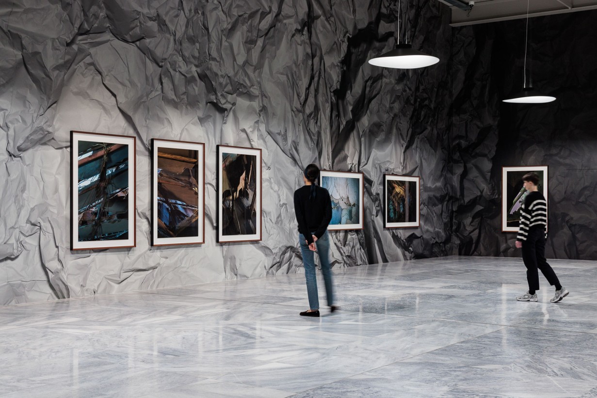 Ausstellungsansicht THOMAS DEMAND mit Besucher*innen