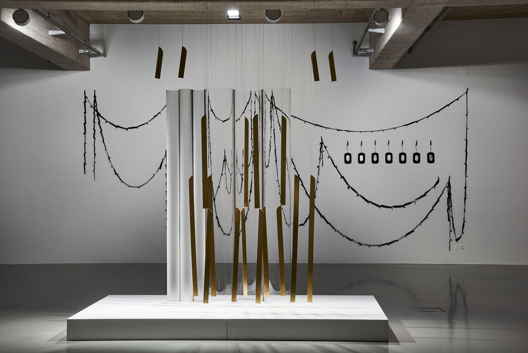 <BODY><div>MAK-Ausstellungsansicht, 2021</div><div>ZEICHENSPRACHE. Antunes | Bayrle | Brătescu | Castoro | Pichler</div><div>Zentraler Raum MAK DESIGN LAB</div><div>im Vordergrund: Leonor Antunes, I stand like a mirror before you, 2015; discrepancies with F.K., 2016 (Zweiteilige Installation); im Hintergrund: Geta Brătescu, Didona, 2000</div><div>© MAK/Georg Mayer</div><div> </div></BODY>
