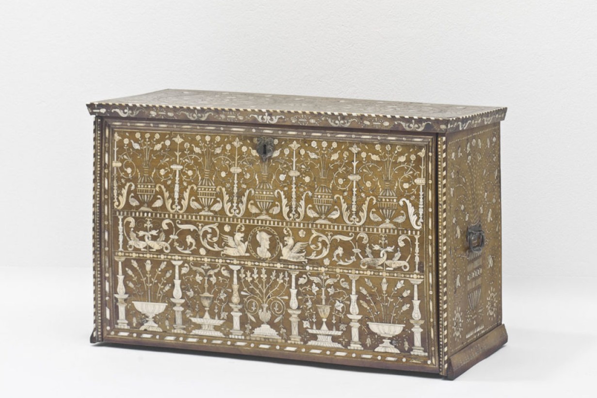 DAS MEDIUM IST DIE MESSAGE: DAS VORFÜHREN VON KUNST- UND KABINETTSCHRÄNKEN