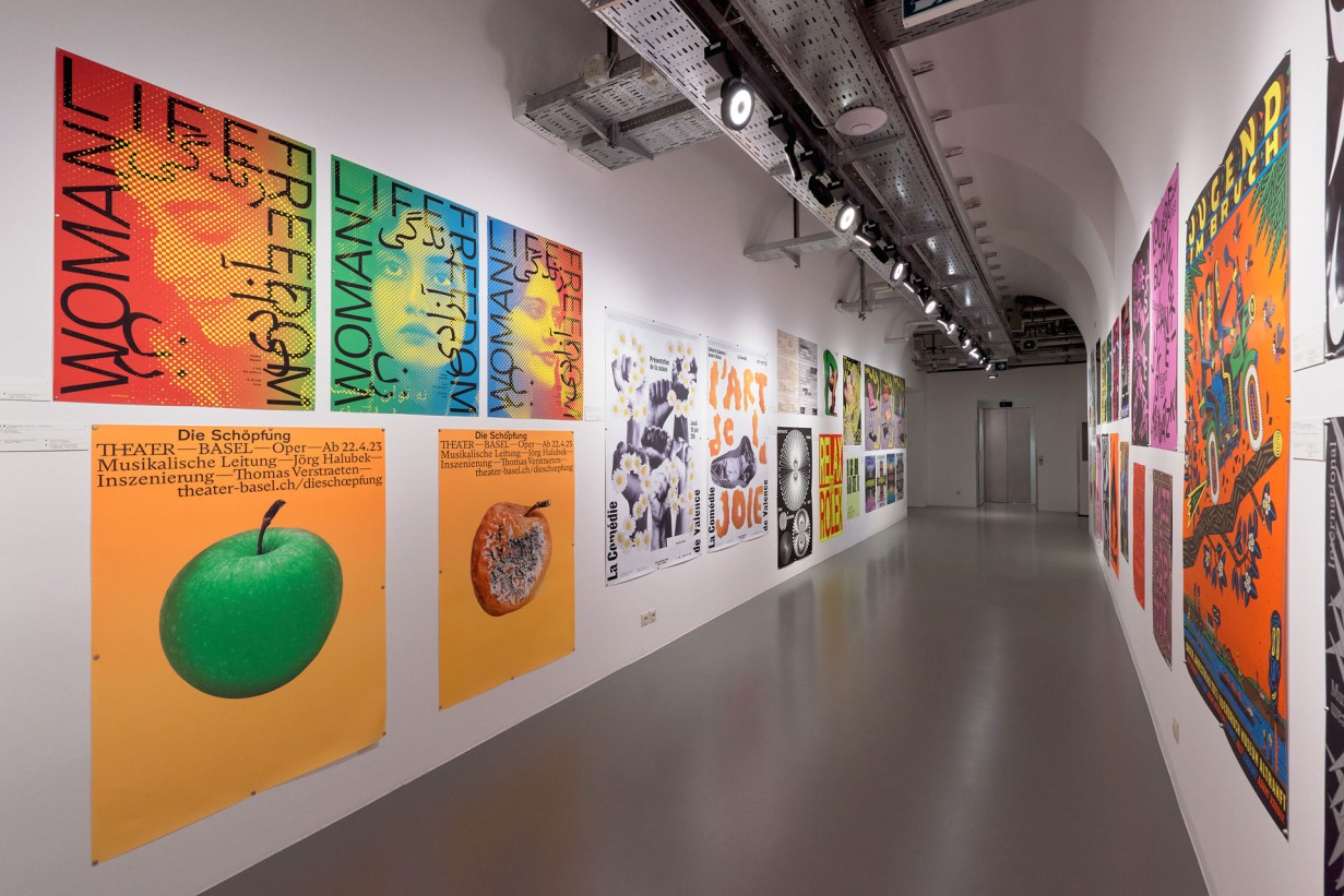 Ausstellungsraum mit Plakaten 