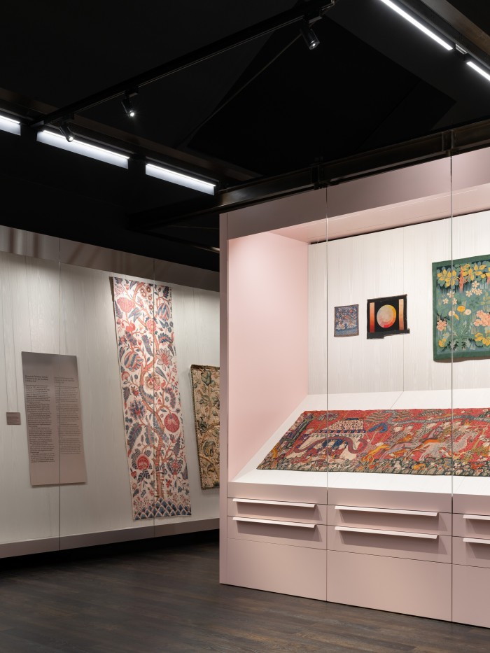 Vitrinen in der Schausammlung Textilien und Teppiche mit Objekten