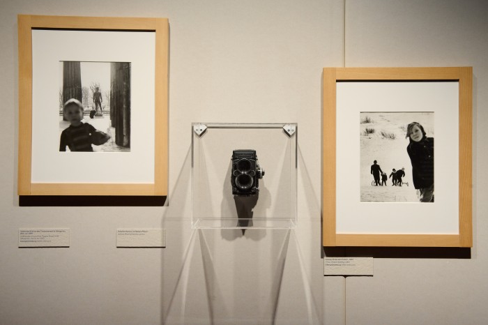 Wand in Ausstellung mit Fotos von Barbara Pflaum und ihrer Kamera