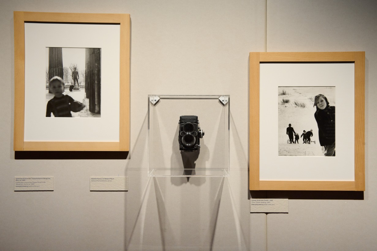 Wand in Ausstellung mit Fotos von Barbara Pflaum und ihrer Kamera