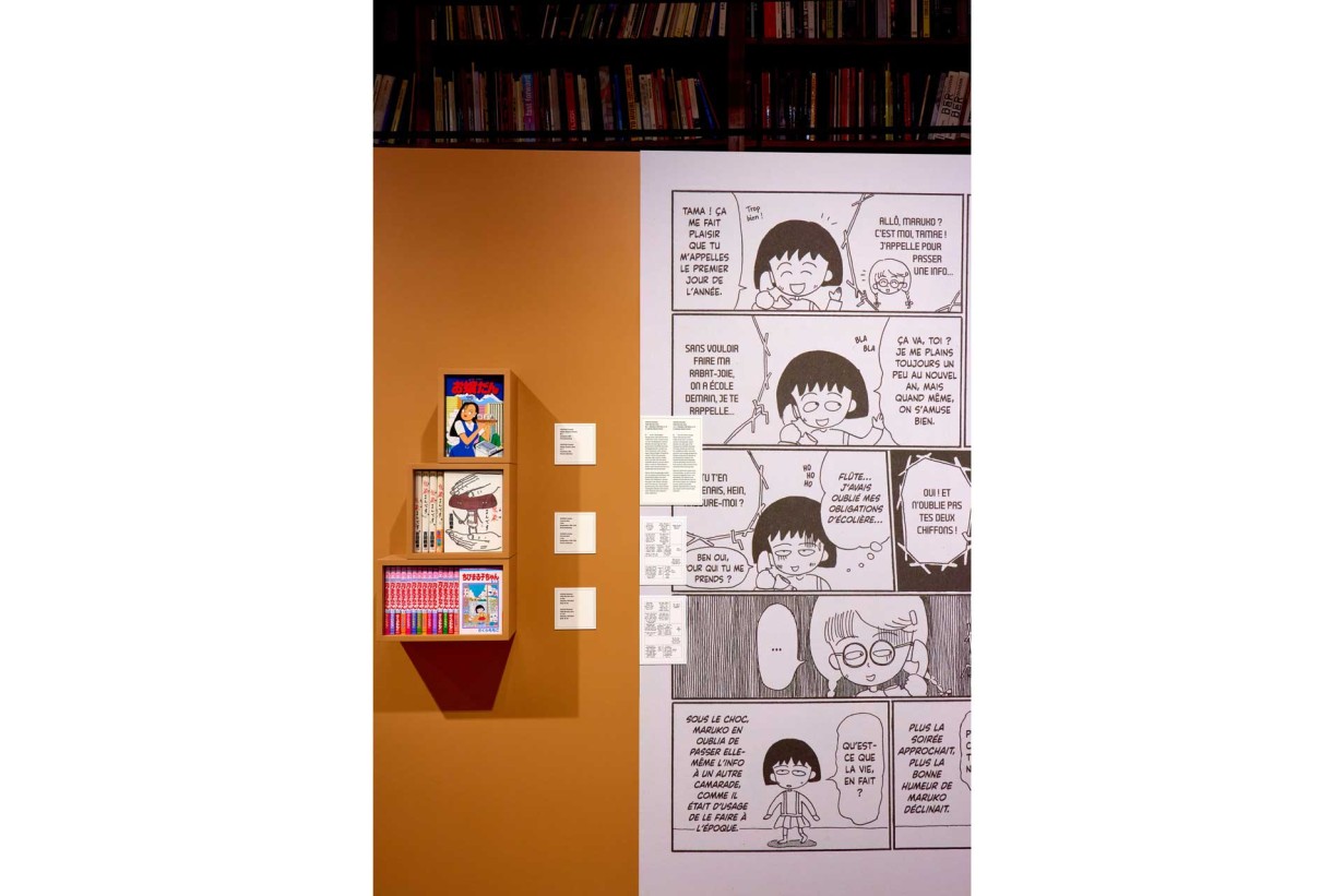 Eine Wand in einer Ausstellung mit Manga