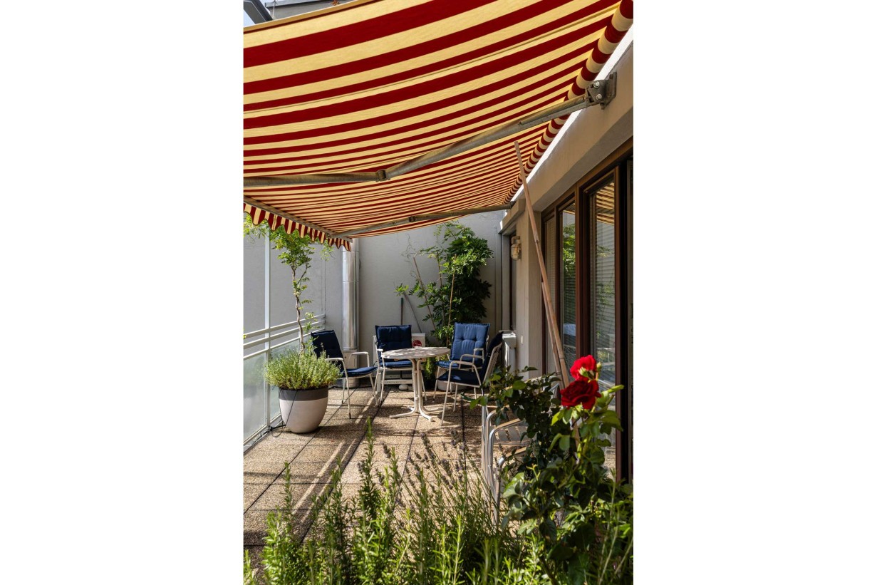 Balkon mit Markise und Pflanzen im Margarete Schütte-Lihotzky Zentrum