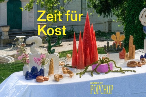 Gedeckter Tisch mit Designobjekten im Geymüllerschlössel Garten