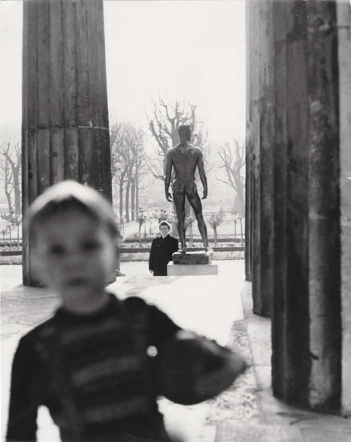 Kleines Kind bei Theseustempel, Statue im Hintergrund