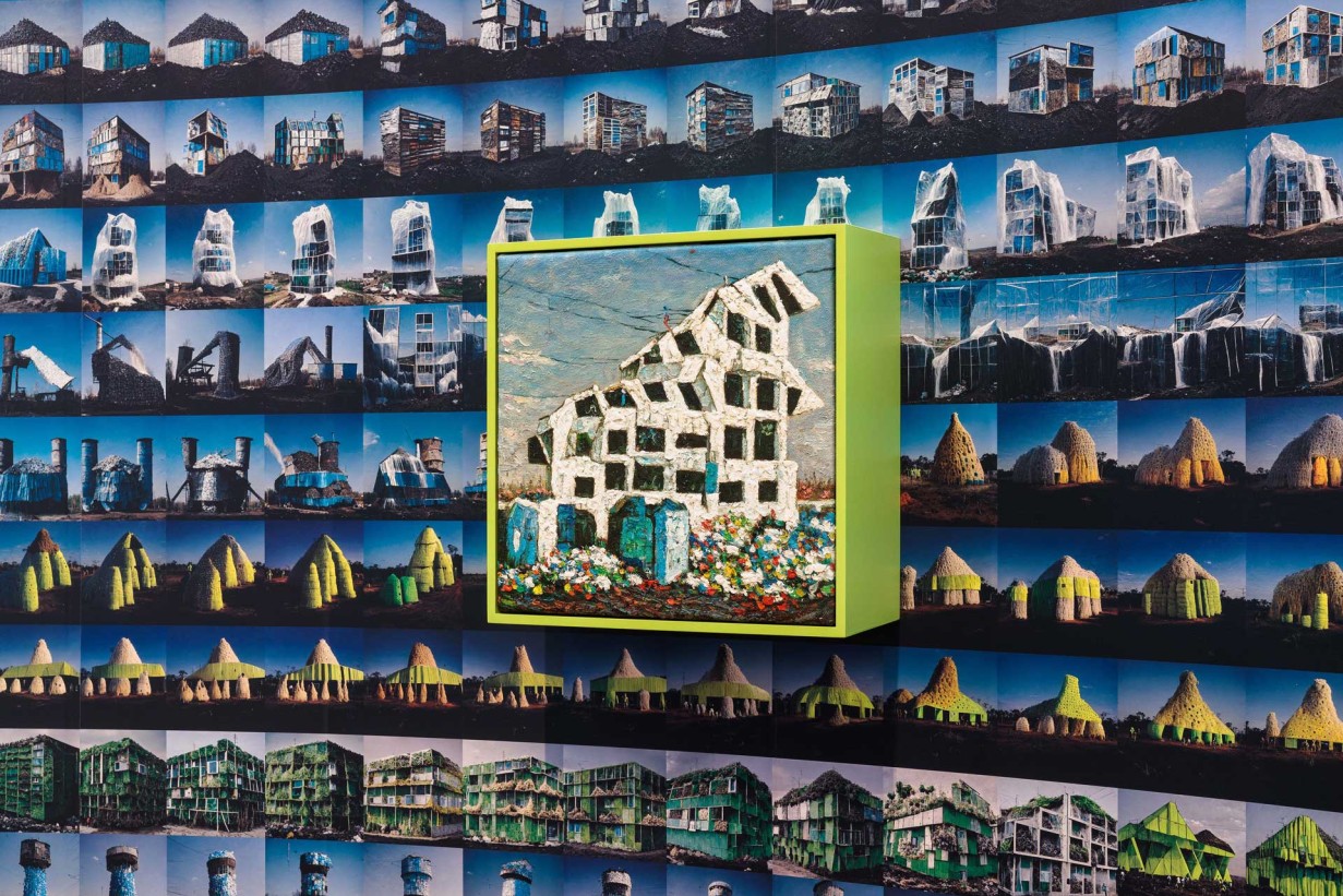 Wand mit vielen kleinen einzelnen Bildern, darauf zu sehen ein AI generiertes Bild eines mehrstöckigen Hauses