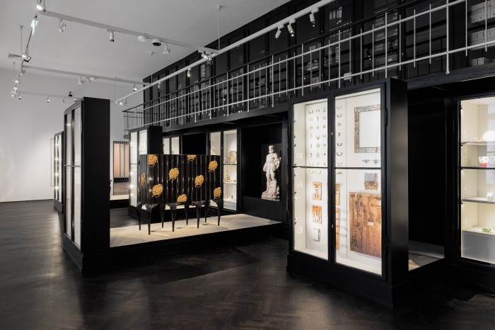 Sammlung WIEN 1900 mit Vitrinen