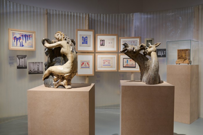 Ausstellungsansicht mit zwei Sockel und Skulpturen von Vally Wieselthier