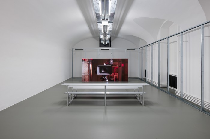 Ausstellungsraum mit Screen und Sitzbank