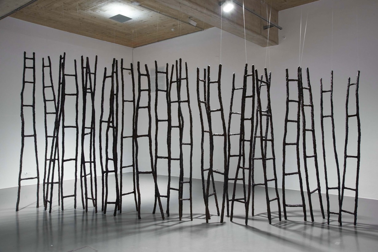 Ausstellungsraum mit raumfüllenden Sklupturen in Leiterform