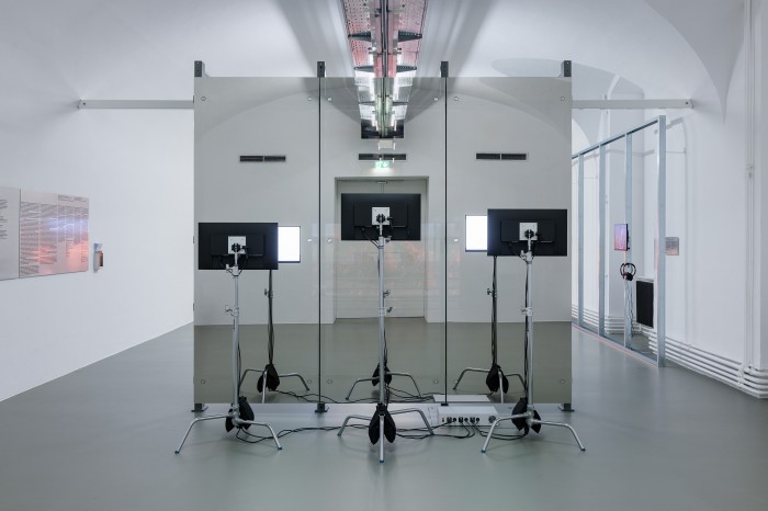 Ausstellungsraum mit Screens