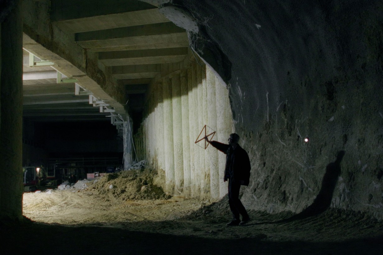 Person in Tunnel hält selbstgebaute Antenne
