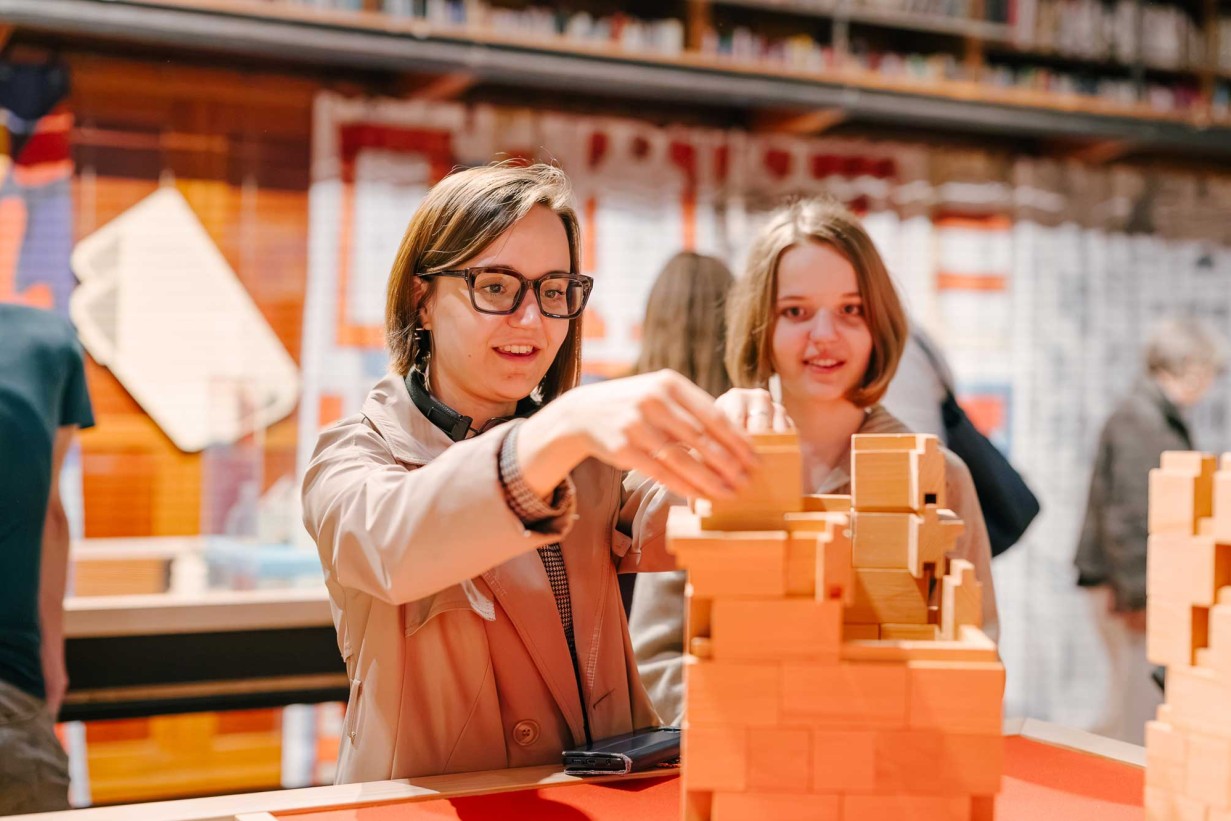 Visitors playing the exhibition ARCHITECTURAL CONSTRUCTION KITS