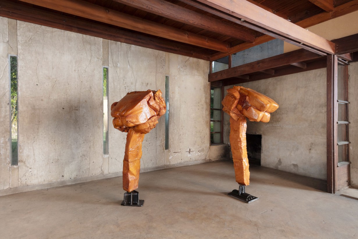 Ein Raum mit zwei Skulpturen