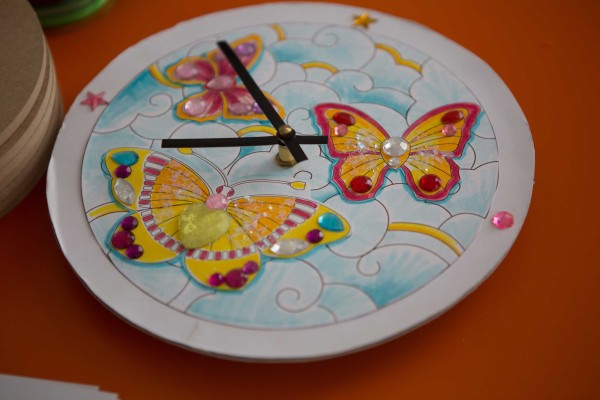 Uhr mit Schmetterlingen und Strasssteinchen