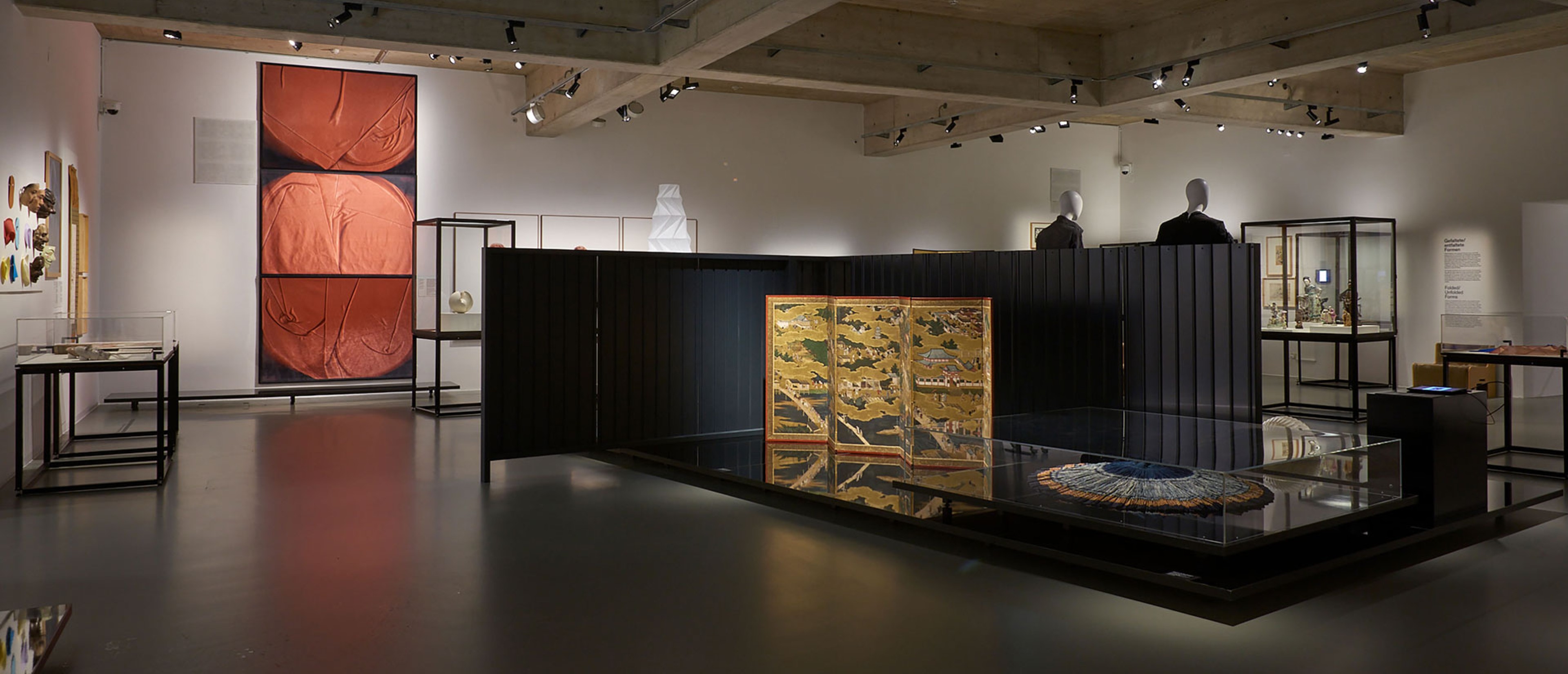 Ausstellungsraum mit Objekten: Fotografie an der Wand, Paravent in der Mitte des Raumes. 