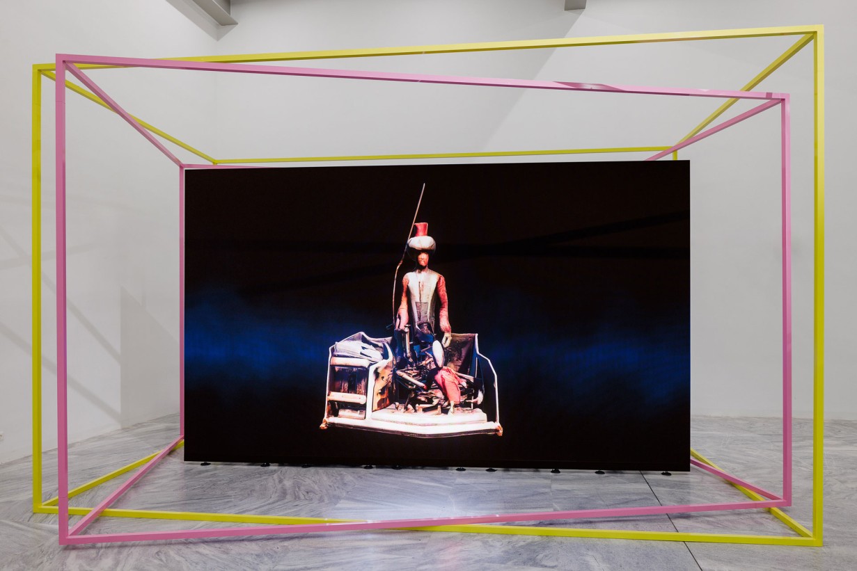 Ausstellungsraum mit Screen der Mechanical Kurds zeigt