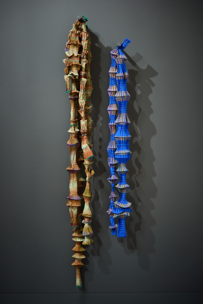 Zwei an der Wand hängende Stoffentwürfe von Ursi Fürtler