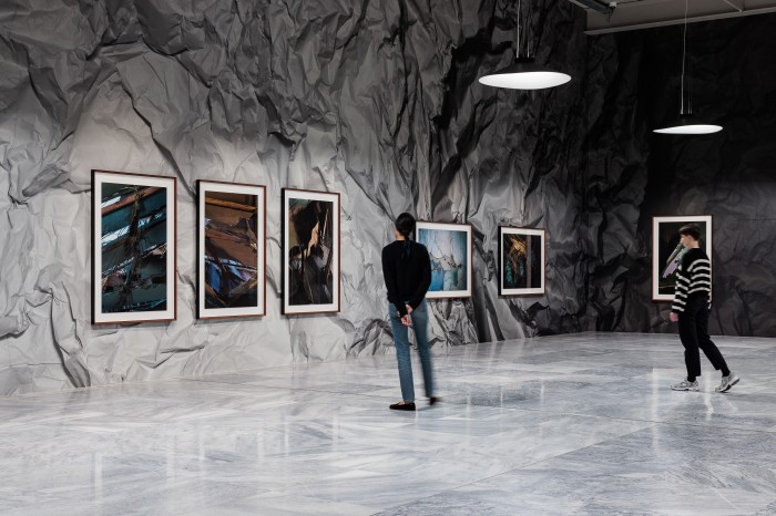 Ausstellungsansicht THOMAS DEMAND mit Personen