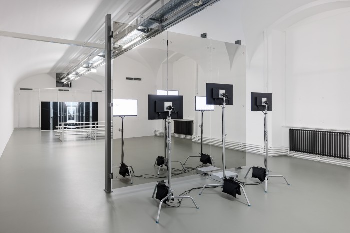 Ausstellungsraum mit Screens
