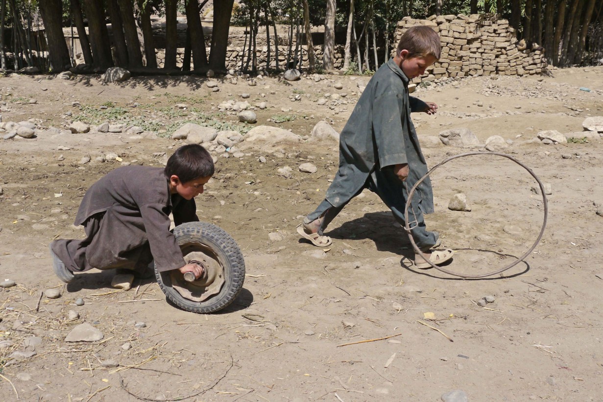 Spielende Kinder mit Reifen