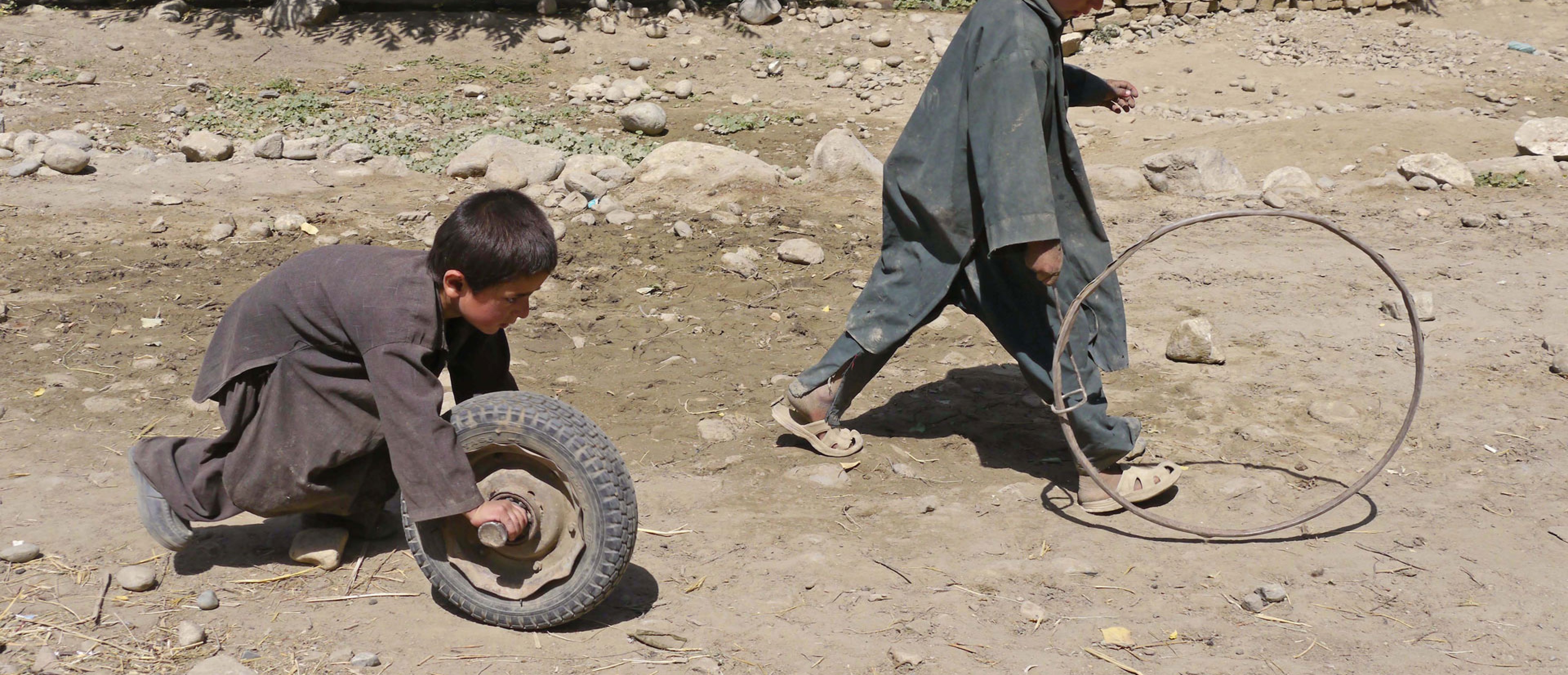Spielende Kinder mit Reifen